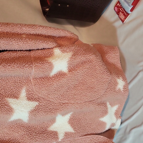 Hem & Thread Pink Star fleece hooded wrap, One size fits all ✨️Cozy✨️ - Picture 2 of 3